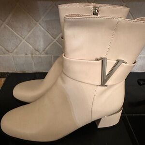 Vaila Women’s Cadence Zip Booties Extended Size 13
New